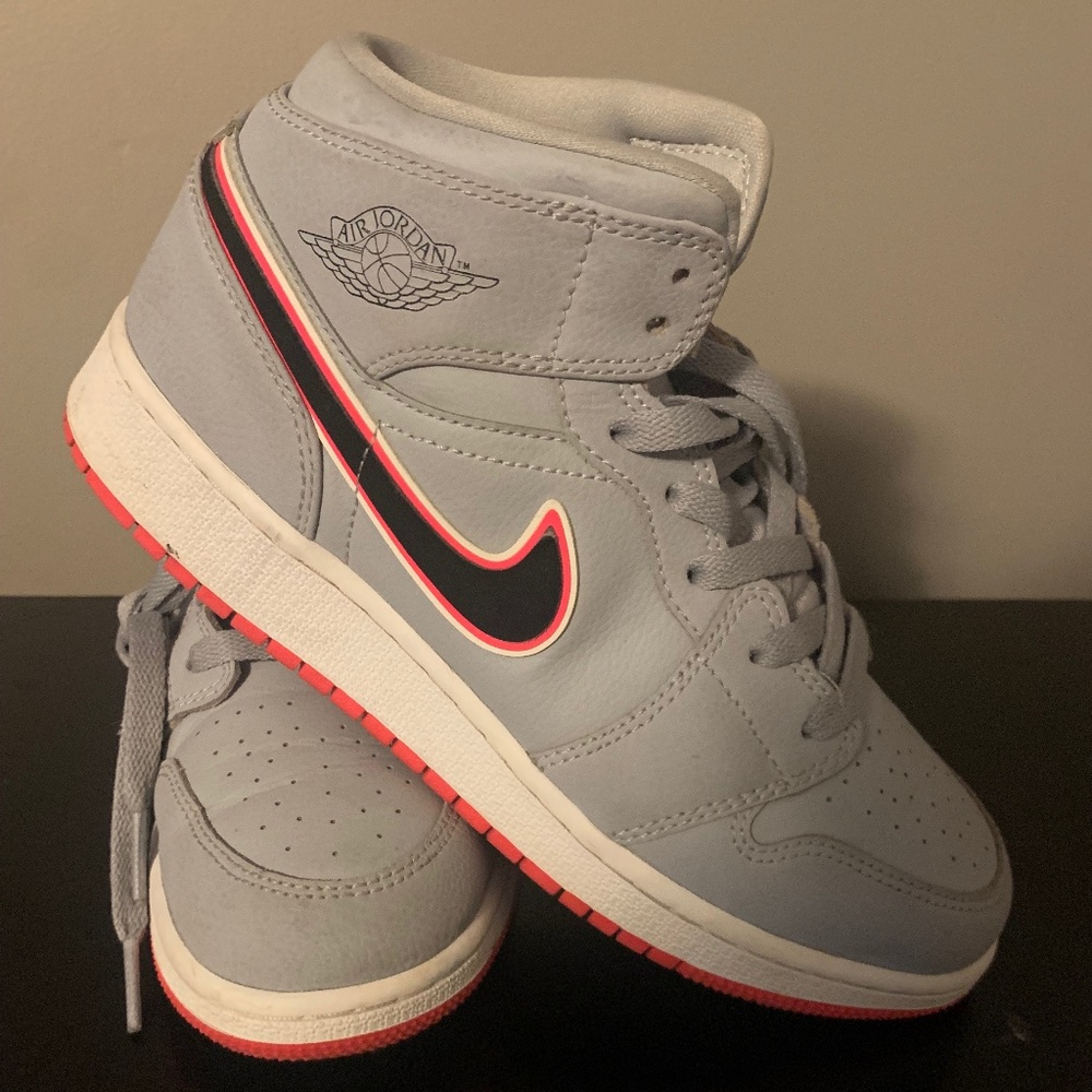 Air Jordan 1 Mid GS 'Wolf Grey Pink'